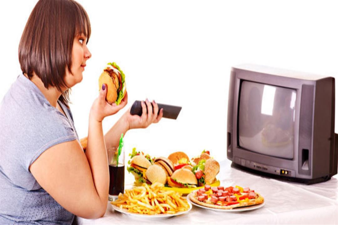 تناول الطعام أمام التليفزيون
