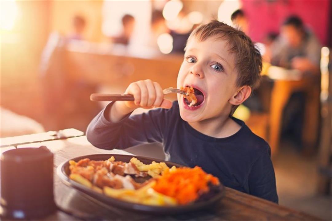 دراسة.. السكن بجوار مطاعم الوجبات السريعة يهدد الأطفال بالسمنة
