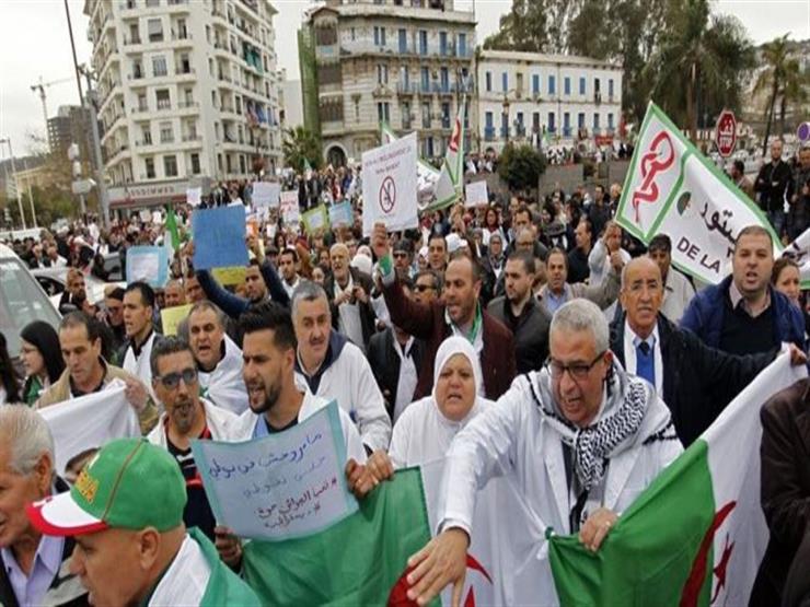 الجزائريون يتظاهرون في الجمعة الـ34 من الحراك الشعبي ضد الانتخابات 
