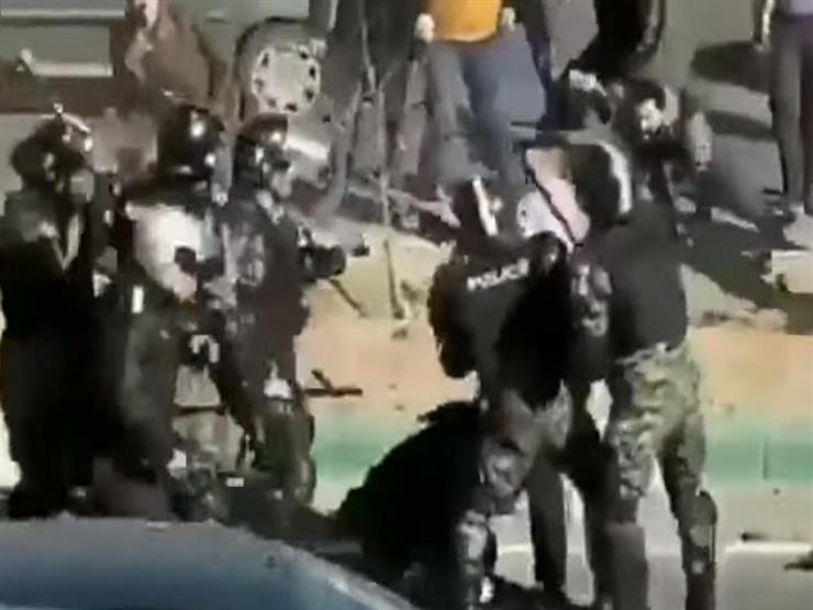 بالفيديو..مواجهات عنيفة بين الأمن ومتظاهرين ضد رفع أسعار البنزين في إيران 