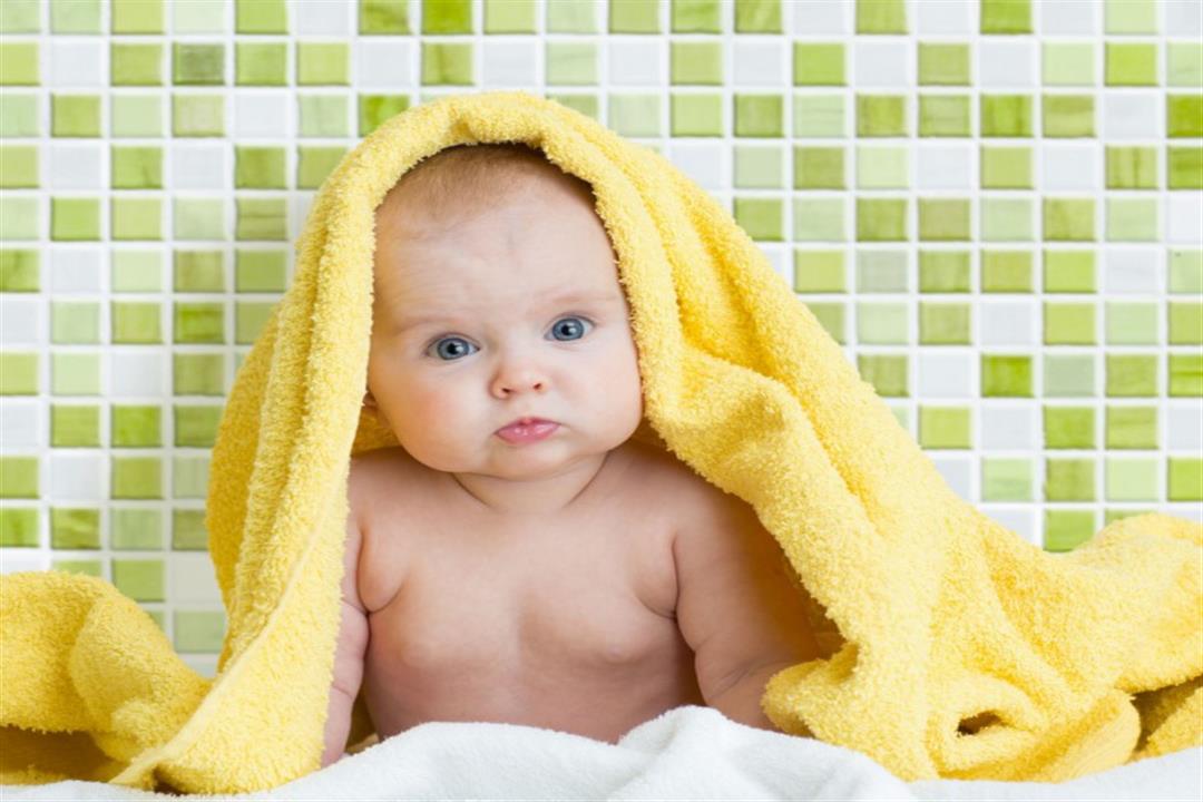 للأمهات.. 5 نصائح تمنع إصابة طفلك بالبرد أثناء الاستحمام (صور)