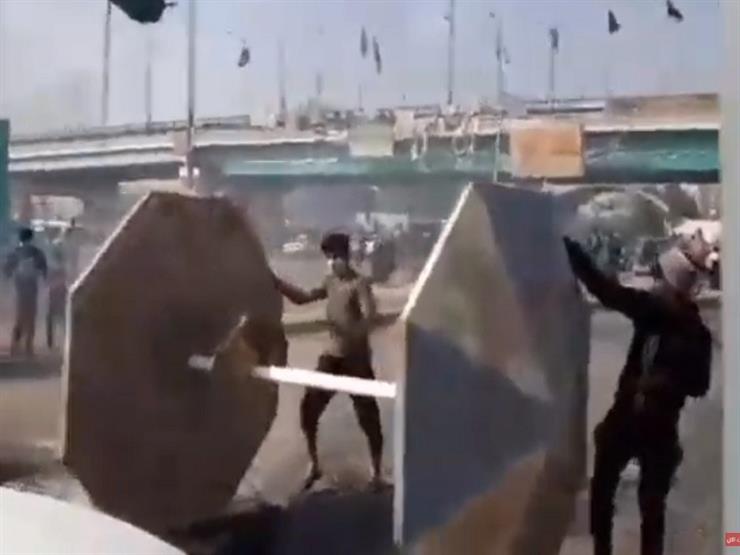 بالفيديو..متظاهرون يغلقون الطرق المؤدية إلى مدينة كربلاء وحرق الإطارات في الشوارع