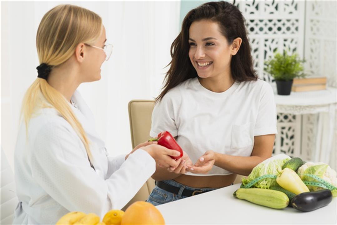 medium-shot-nutritionist-discussing-with-patient_23-2148302088