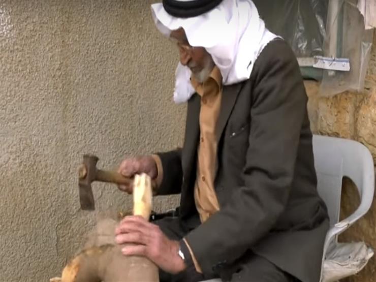 أبو ضرار.. شيخ فلسطيني يصنع من خشب الزيتون تحفا فنية