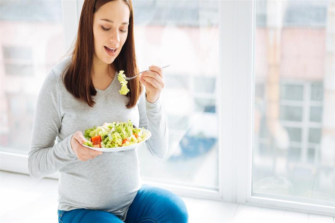 هل تناول الطعام لشخصين أثناء الحمل مفيد للأم والجنين؟