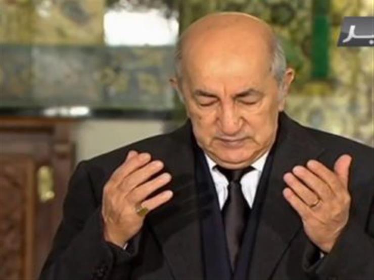 الرئيس الجزائري يبكي أثناء إلقاء النظرة الأخيرة على قايد صالح