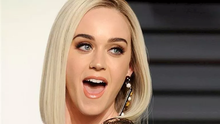 كاتي بيري تتألق بفستان جريء قبل حفلها المرتقب في باريس