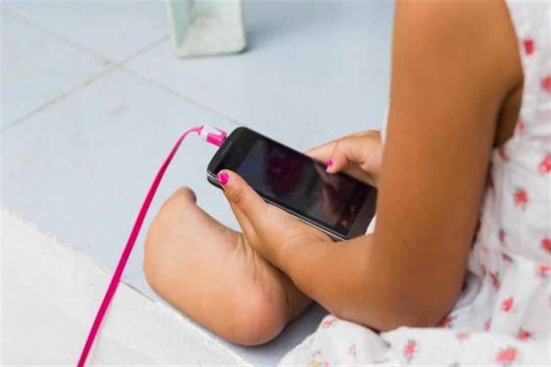 شاحن هاتف يصيب طفلة بحرق في يدها