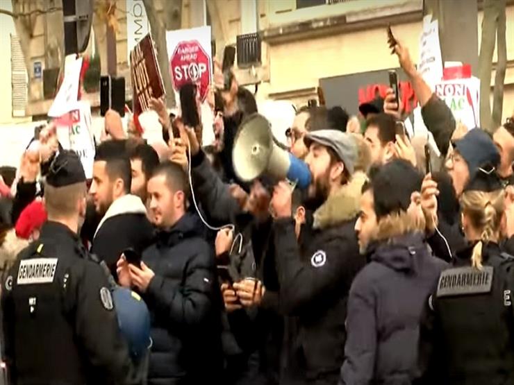 وقفة احتجاجية لأبناء الجالية الجزائرية رفضا للانتخابات في باريس - فيديو 