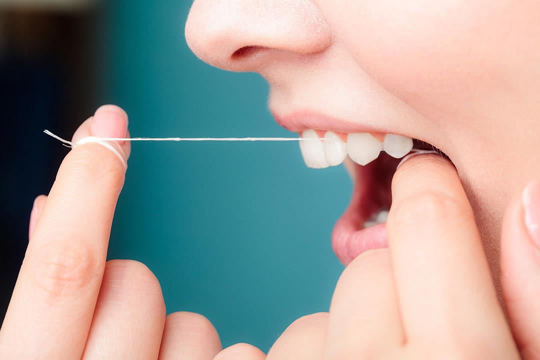 هل يمكن استخدام الخيط العادي لتنظيف الأسنان؟