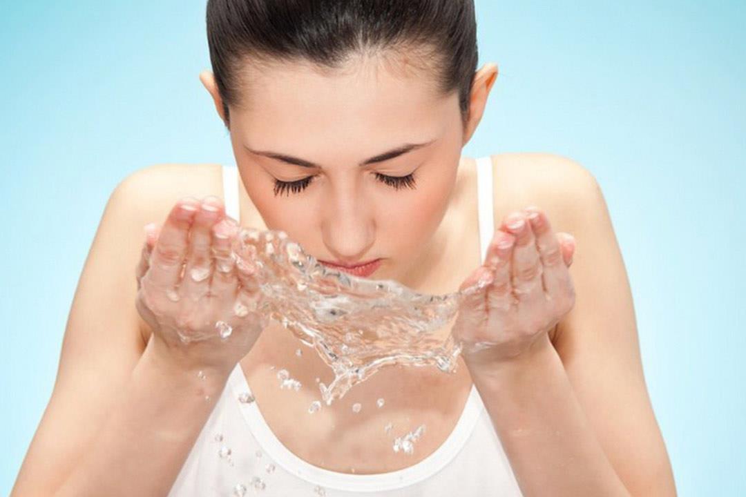 دليلك لغسل وتنظيف وجهك حسب نوع بشرتك.. كم مرة في اليوم؟