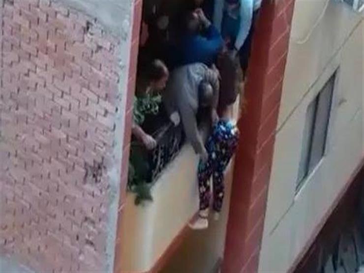 شهود عيان يفجرون مفاجآت في فيديو "سيدة البلكونة": "حاولت تنتحر" شهود عيان يفجرون مفاجآت في فيديو "سيدة البلكونة": "حاولت تنتحر"