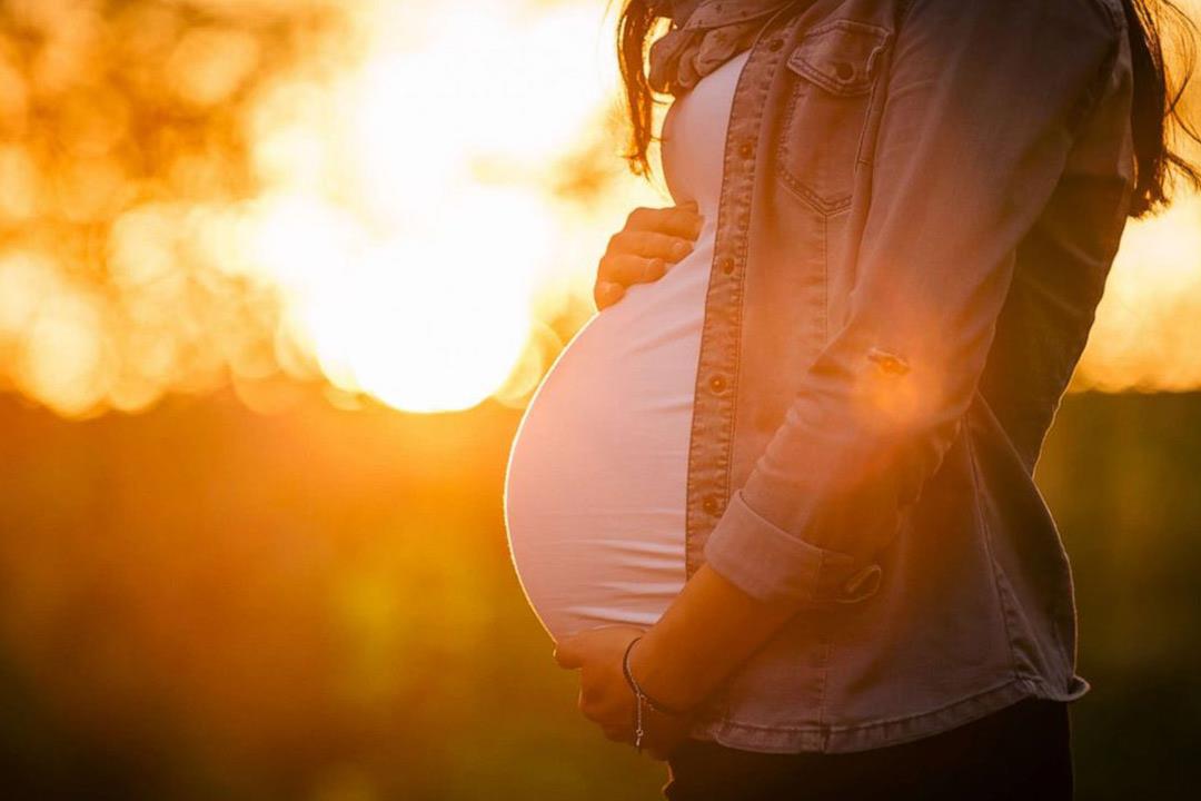 ما الفيتامينات التي تحتاجها الحامل خلال مراحل الحمل المختلفة؟