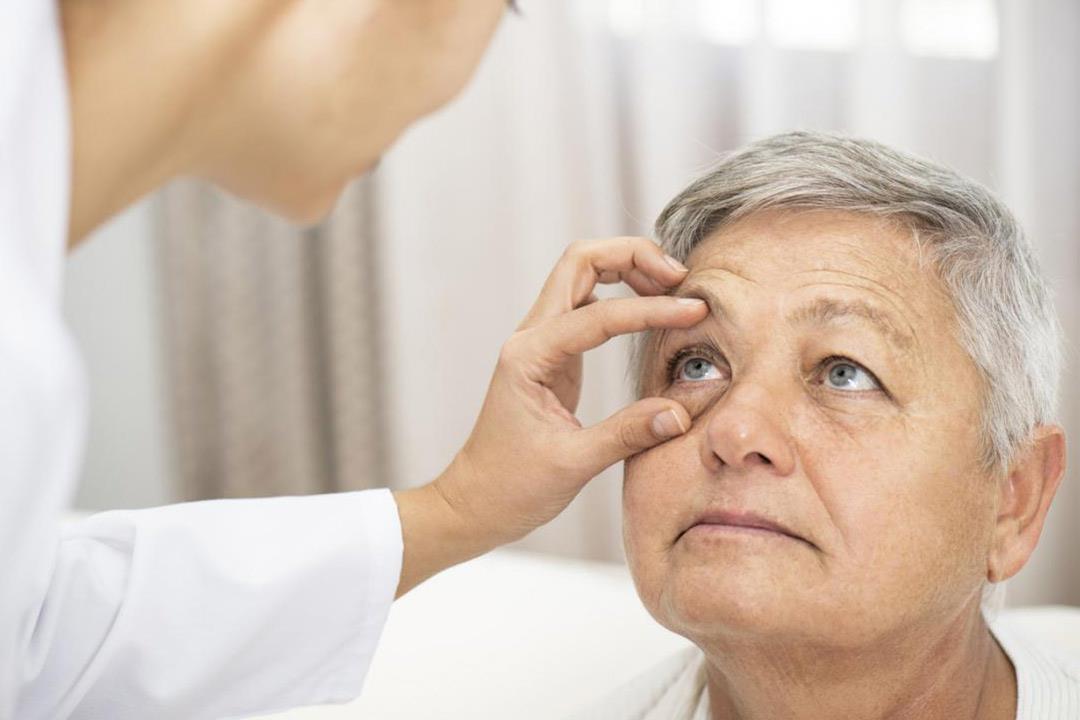 مضاعفات متعددة لارتفاع ضغط الدم على العين.. أعراض منذرة