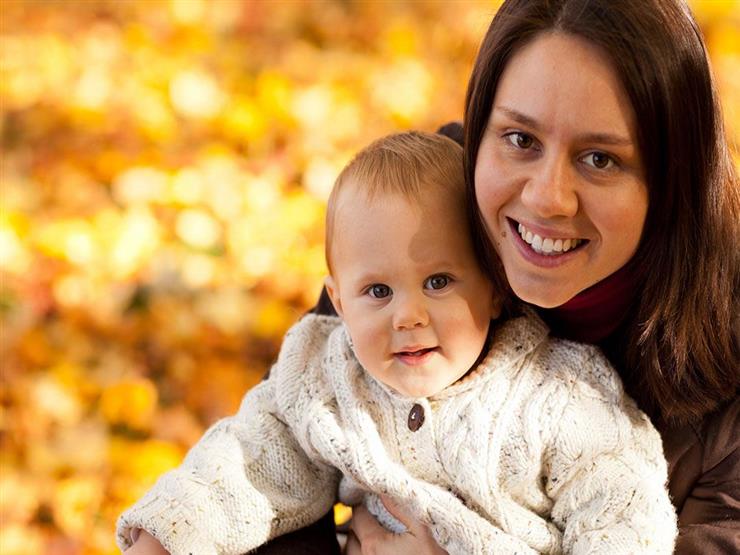 حيرة كل أم مع التقلبات الجوية..هل تخفف ملابس طفلها؟