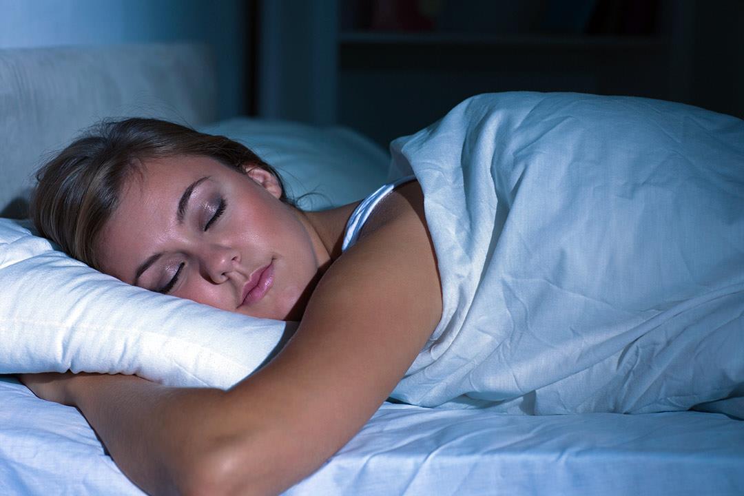 هل يؤثر النوم بالمكياج على صحة عينك؟ 