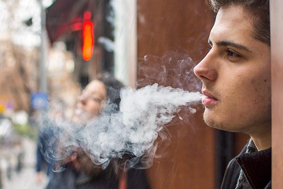 سيجارة المطر.. هل يمنحك التدخين الدفء في هذه الأجواء؟