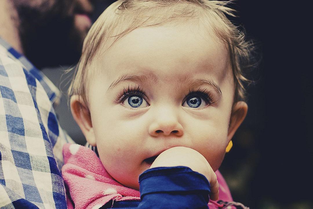 متى يظهر اللون الطبيعي لعيون الأطفال؟