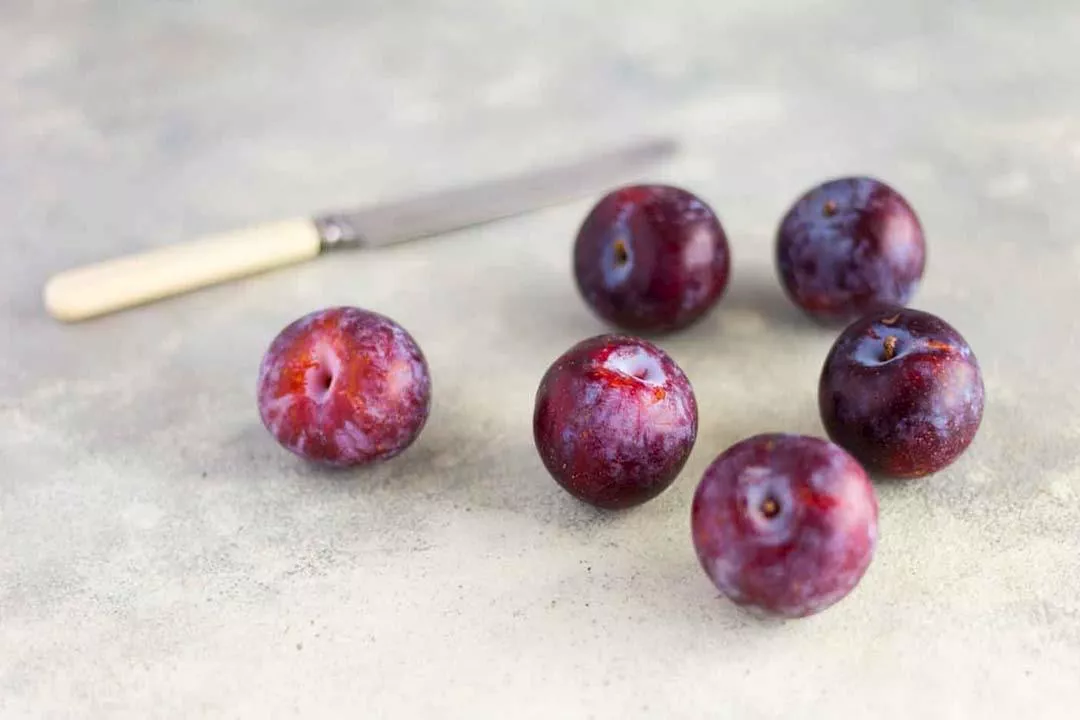  فوائد تناول البرقوق                              