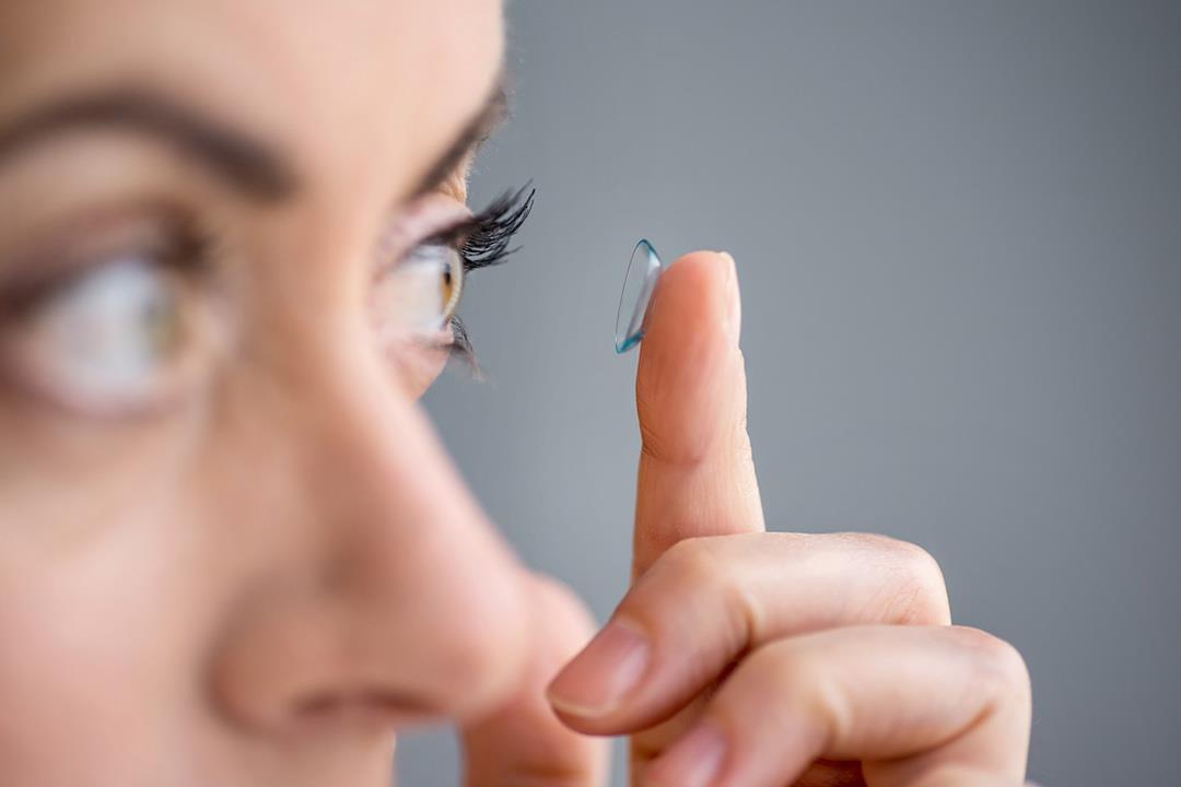 العدسات اللاصقة رخيصة الثمن قد تصيبك بالعمى.. كيف تحمي نفسك؟