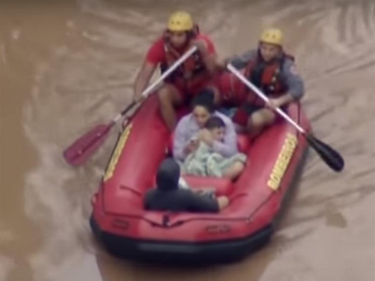 بالفيديو.. مصرع 12 شخصًا في فيضانات بالبرازيل
