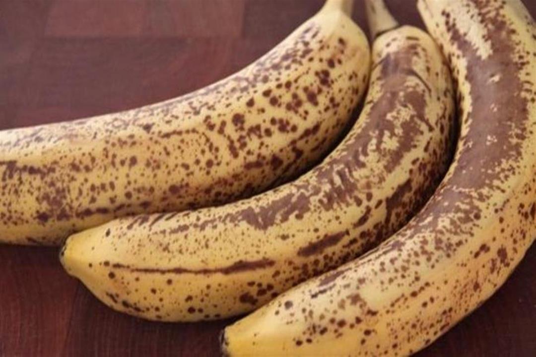 هل اسمرار قشرة الموز يمنعنا من تناوله؟