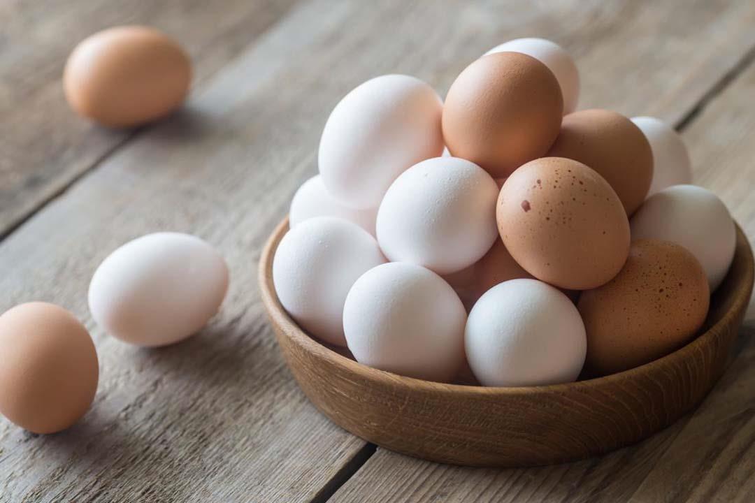 تناول البيض بكثرة يعرضك للإصابة بهذا المرض 