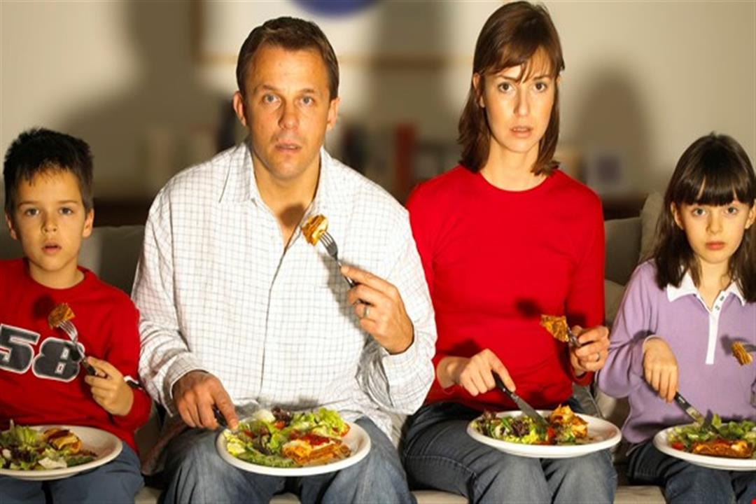 يسبب السكتة الدماغية.. تعرف على خطر الأكل أمام التليفزيون