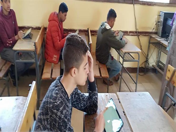 بدء امتحان الإنجليزي لطلاب الثانوية العامة "أدبي" بدء امتحان الإنجليزي لطلاب الثانوية العامة "أدبي"
