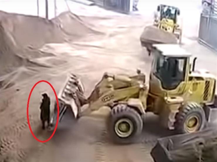 بالفيديو| سائق يدفن فتاة حيّة في الرمال بالخطأ