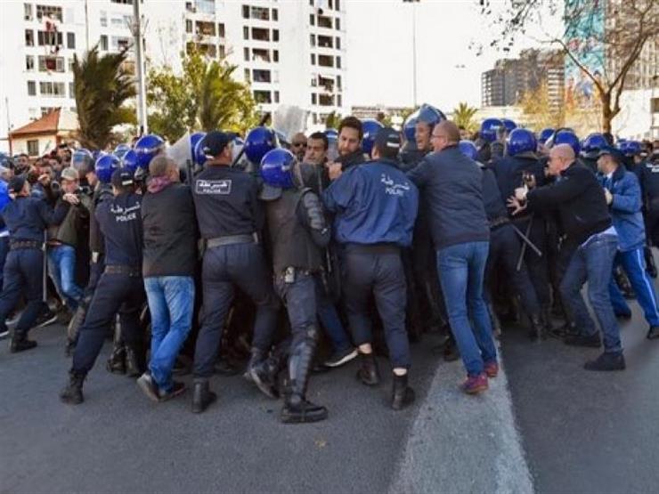 الشرطة الجزائرية تفشل في إبعاد المتظاهرين عن ساحة البريد المركزي في العاصمة الشرطة الجزائرية تفشل في إبعاد المتظاهرين عن ساحة البريد المركزي في العاصمة