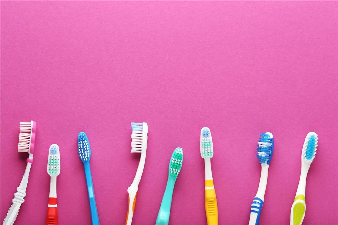 تخلص منها لهذا السبب.. كيف تختار فرشاة الأسنان المناسبة لك؟