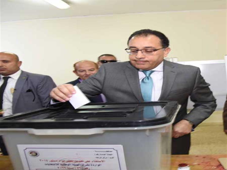 ‏‫رئيس الوزراء يدلي بصوته في استفتاء التعديلات الدستورية بمدرسة الشيخ زايد 
