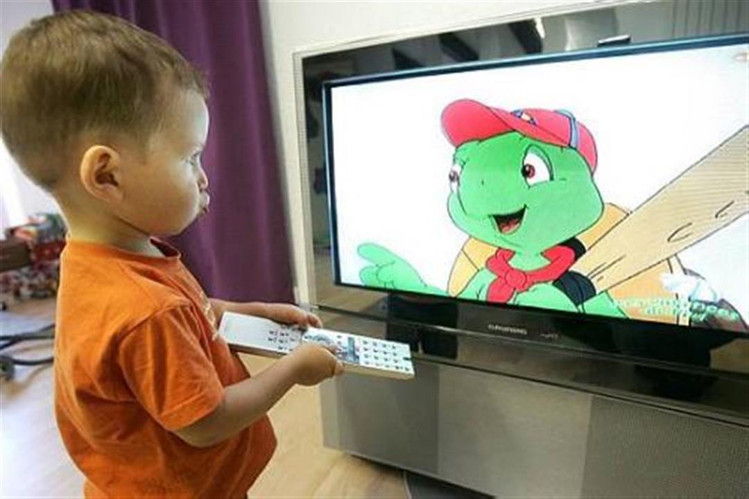 دراسة تحذر: جلوس الأطفال أمام التليفزيون يهددهم باضطرابات خطيرة