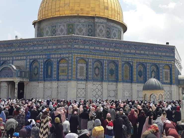 عشرات الآلاف يؤدون صلاة الجمعة بالمسجد الأقصى المبارك