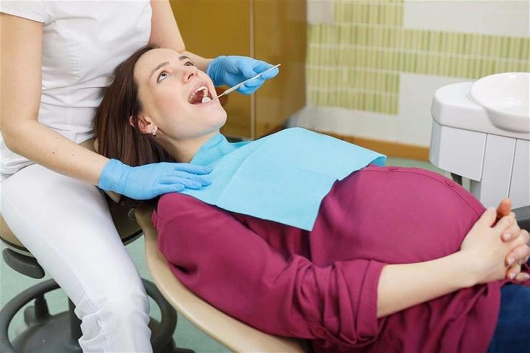 تبييض الأسنان قد يهدد صحة جنينك.. إليكِ بدائله الطبيعية
