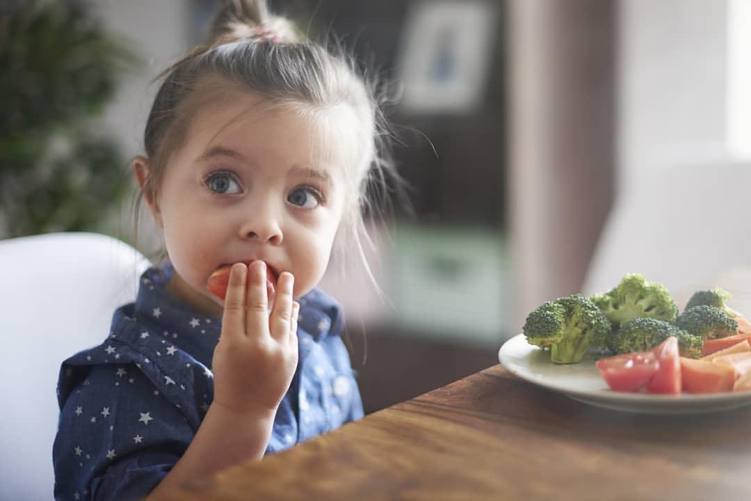 كيف تقنعين طفلك بتناول الطعام الصحي..إليك الطريقة  
