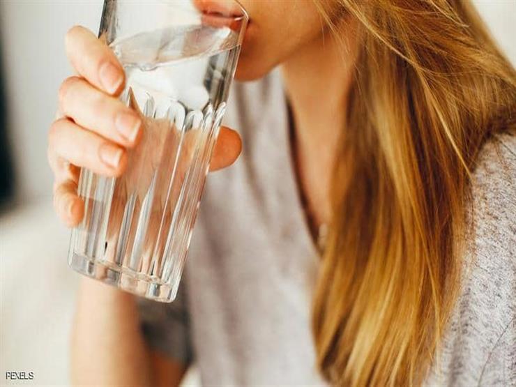 يخلصك من السموم.. إليك فوائد شرب الماء الدافيء
