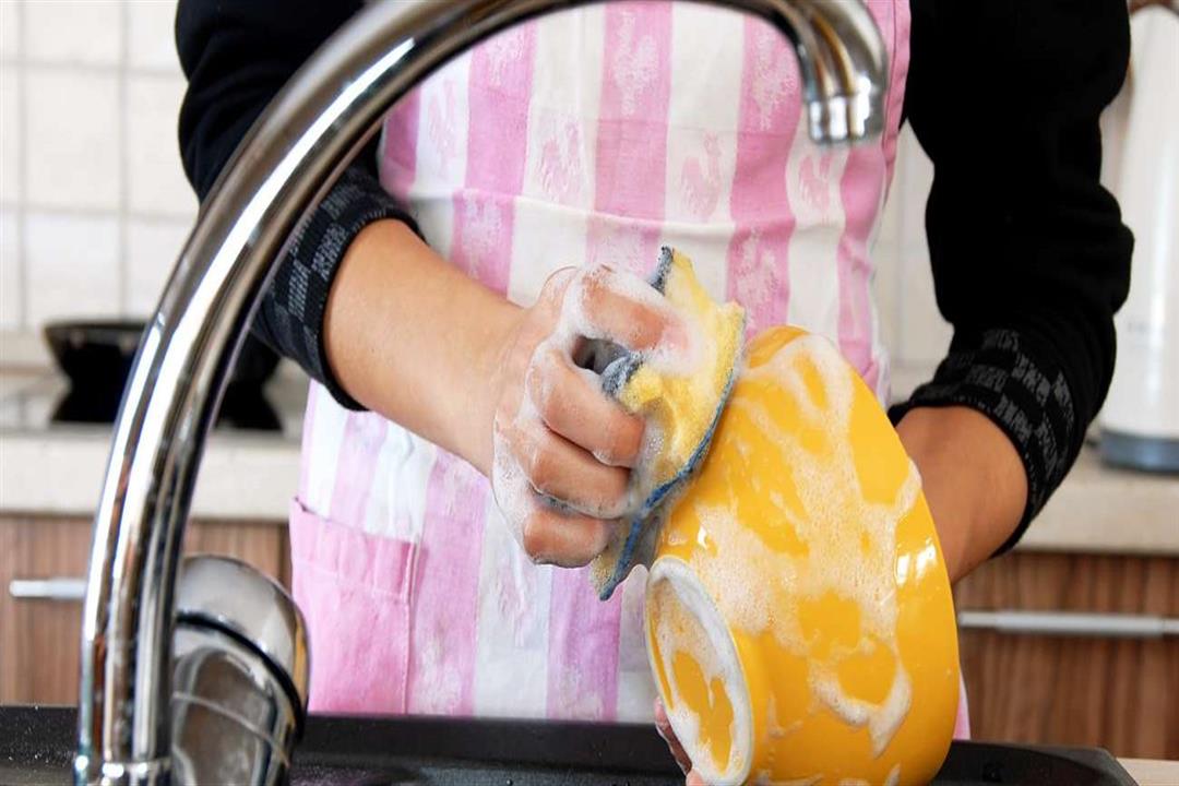   مسحوق غسل الصحون يهددِك بأمراضٍ جلدية.. إليك طرق الوقاية 
