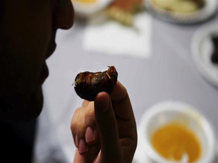 ما حكم صلاة المأمومين إذا قام الإمام لركعة زائدة؟