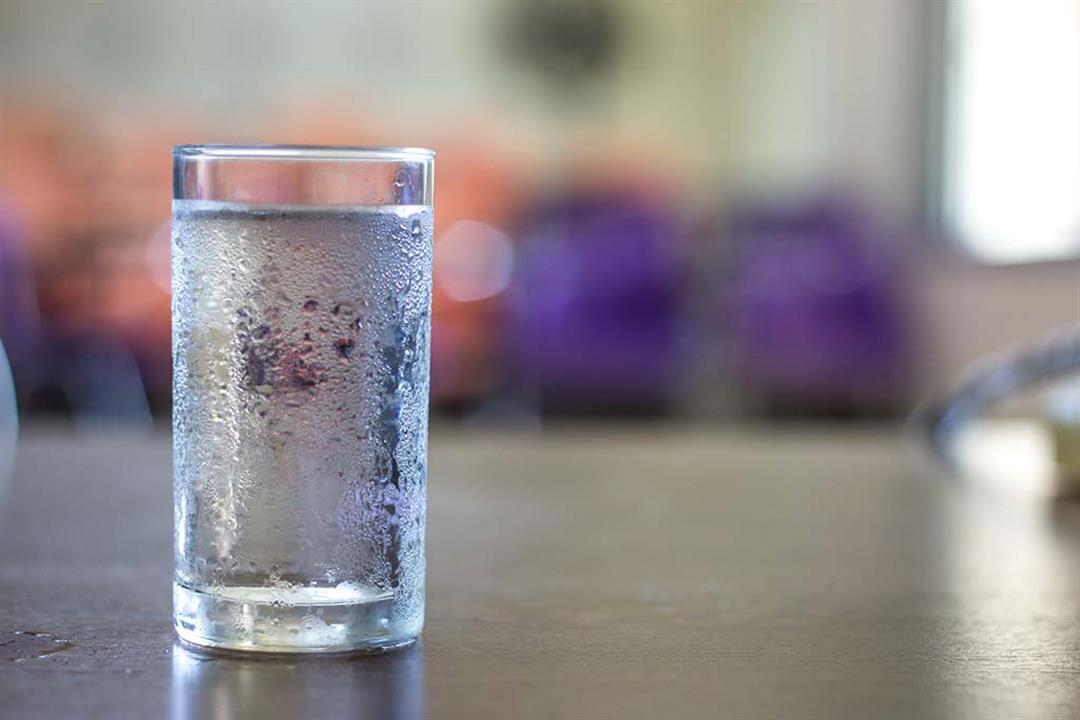 هل شرب المياه الباردة على الإفطار مباشرة مفيد أم ضار؟ الطب يجيب