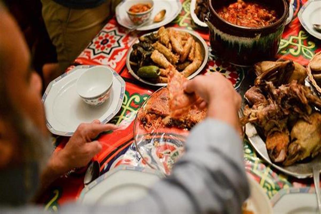 خبيرة تغذية تشرح طريقة تناول طعام الأفطار في رمضان بـ"حرفنة"