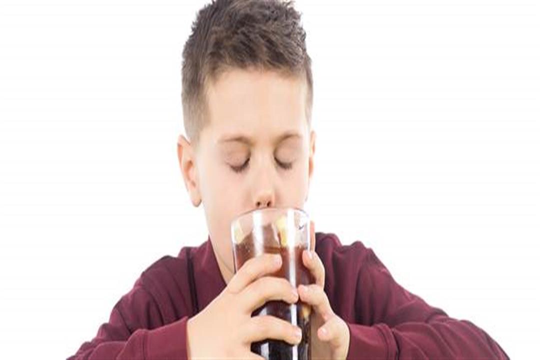 أطباء يحذرون الأمهات: المشروبات الغازية تهدد طفلِك بأمراضٍ خطيرة