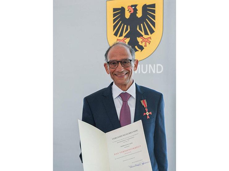 هاني عازر بعد حصوله على وسام الاستحقاق من ألمانيا: "الجائزة لكل المصريين"