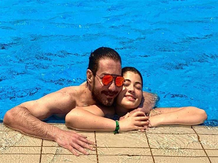 أحمد زاهر بصحبة ابنته في حمام السباحة أحمد زاهر بصحبة ابنته في حمام السباحة