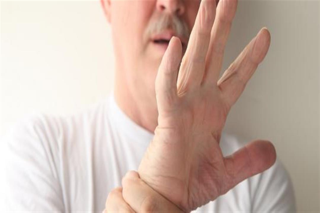 10 أسباب وراء رعشة اليدين عند كبار السن.. إليك طرق علاجها