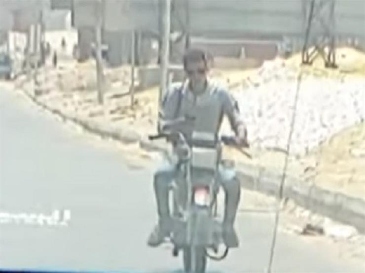 بالفيديو.. سائق موتوسيكل يسير مخالفًا ويتحدث في الموبايل على طريق الواحات