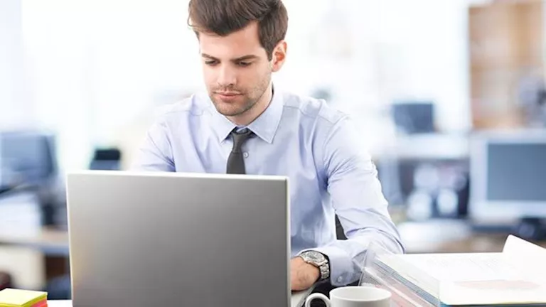 دراسة: الجلوس لفترات طويلة يضعف القدرة على المشي