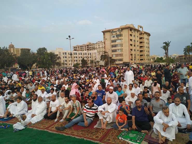 بالصور.. محافظ بورسعيد وآلاف المواطنين يؤدون صلاة العيد | مصراوى