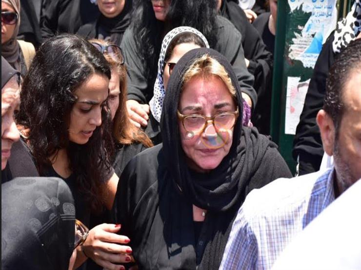 شقيقة عزت أبو عوف تبكي على الهواء: "كان يُعافر ويصارع المرض لآخر ثانية"